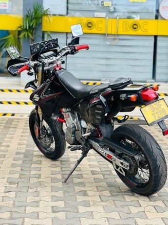 suzuki-drz-400sm-2023-big-1