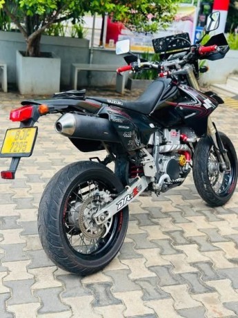 suzuki-drz-400sm-2023-big-3