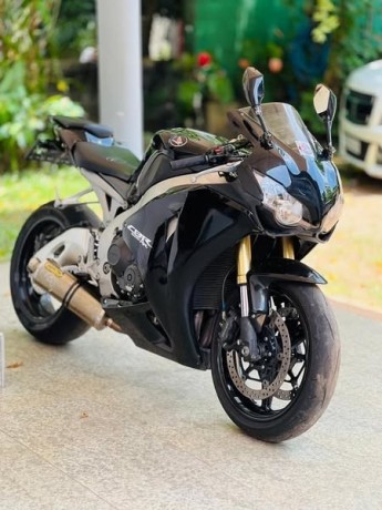 honda-cbr1000rr-2011-big-0