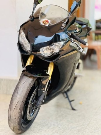 honda-cbr1000rr-2011-big-1