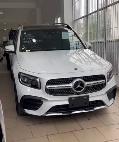 mercedes-benz-glb-180-premium-plus-big-0