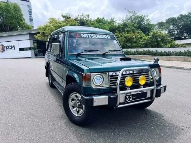 mitsubishi-pajero-mk1-big-0