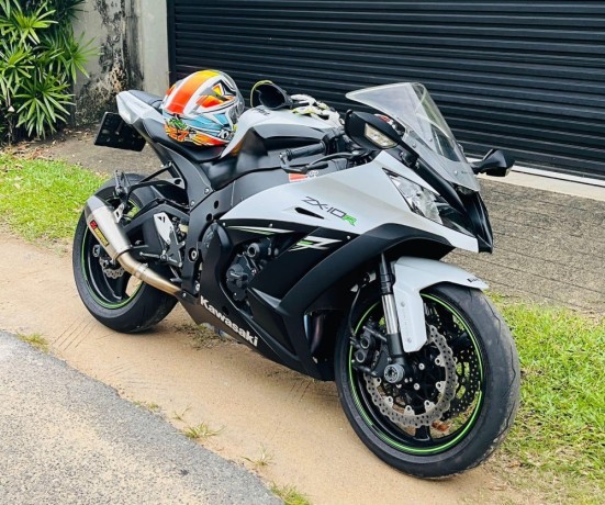 kawasaki-zx10r-2015-big-2