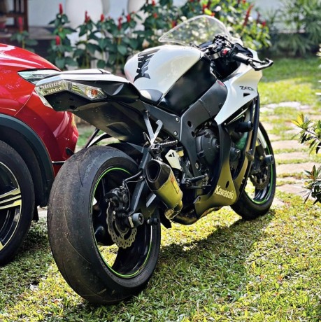 kawasaki-zx10r-2015-big-11