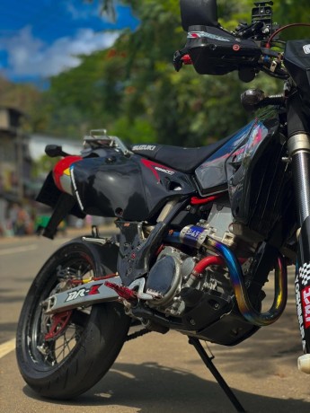 suzuki-drz400sm-2014-big-7
