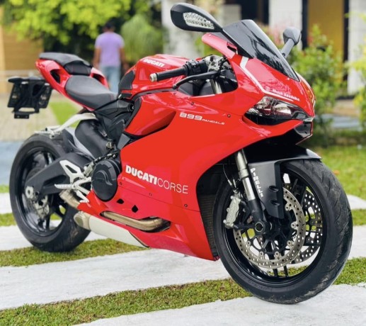 ducati-panigale-899-big-1