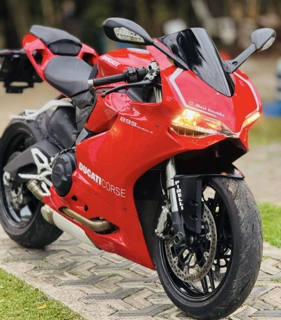 ducati-panigale-899-big-0