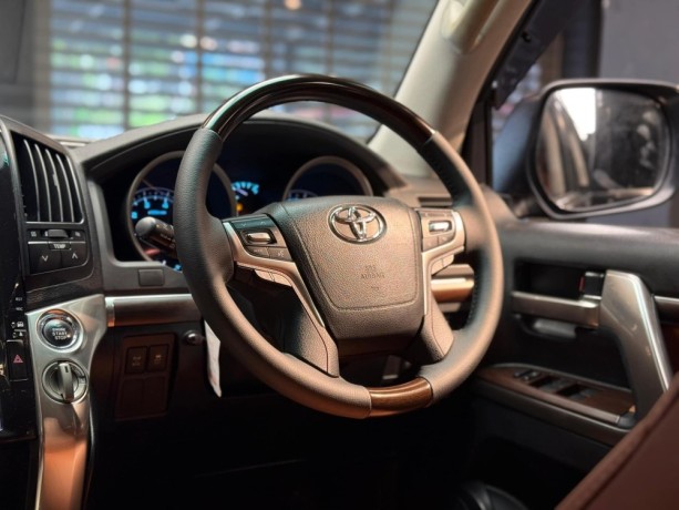 toyota-landcruiser-v8-big-10