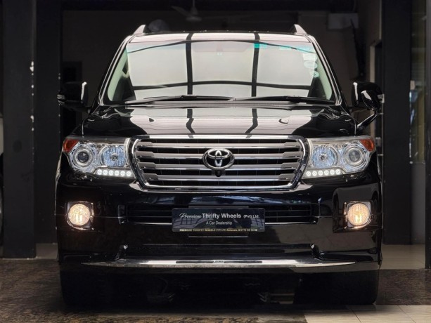 toyota-landcruiser-v8-big-2