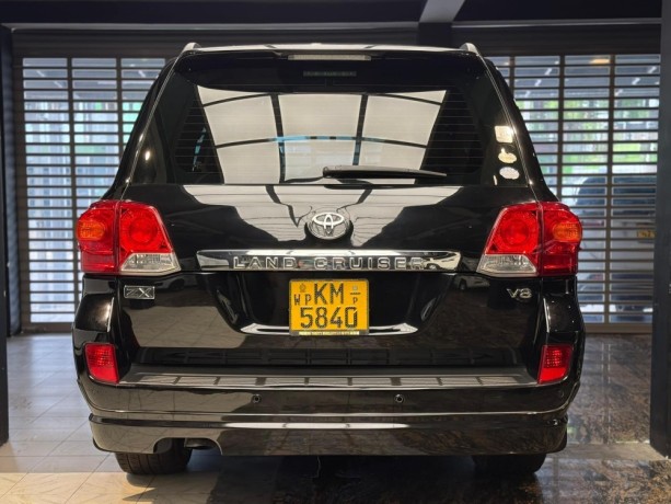 toyota-landcruiser-v8-big-1
