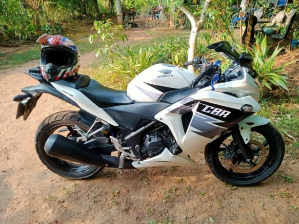 honda-cbr-250r-2012-big-3