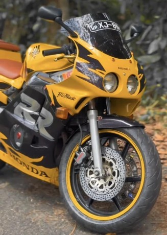 honda-cbr-250-gullarm-registered-big-1