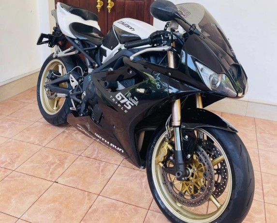 triumph-daytona-675-2012-big-4