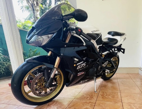 triumph-daytona-675-2012-big-2