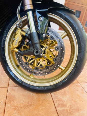 triumph-daytona-675-2012-big-10