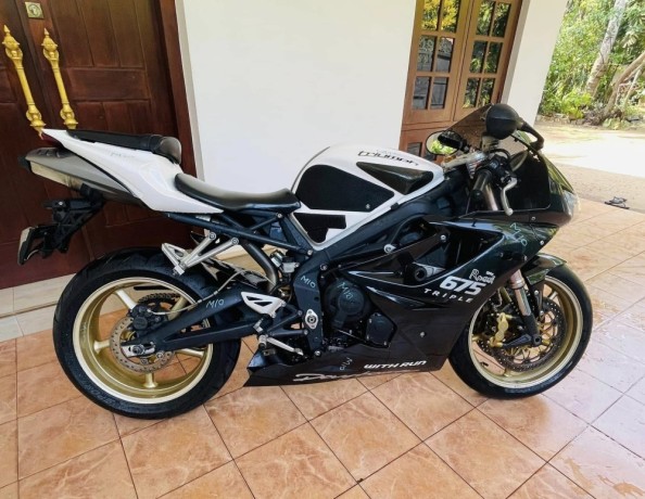 triumph-daytona-675-2012-big-3