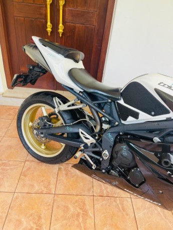 triumph-daytona-675-2012-big-5