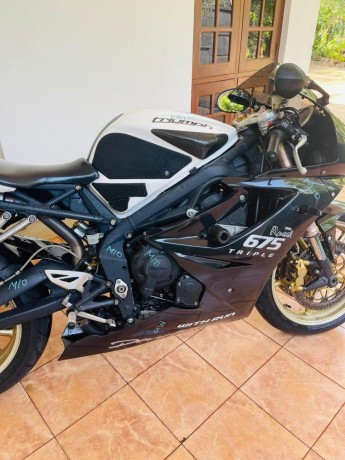 triumph-daytona-675-2012-big-1
