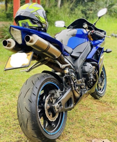 yamaha-r1-2008-big-1