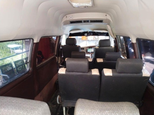 nissan-caravan-1995-big-3