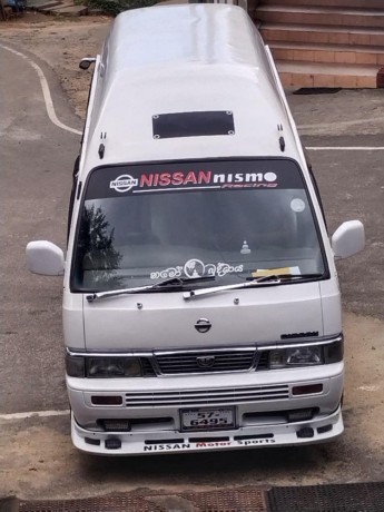 nissan-caravan-1995-big-0