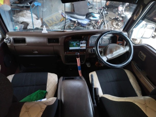 nissan-caravan-1995-big-5