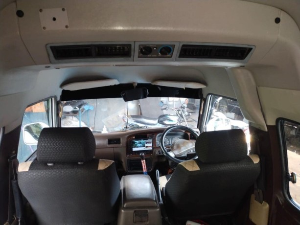 nissan-caravan-1995-big-6