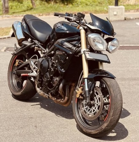 triumph-street-triple-675-big-0