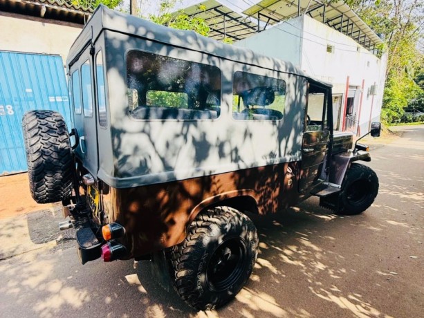 mitsubishi-4dr5-jeep-big-2