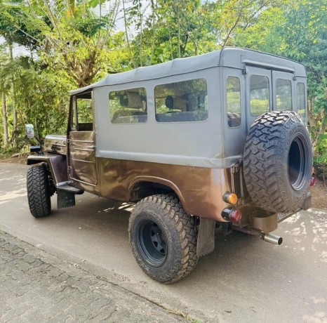 mitsubishi-4dr5-jeep-big-1