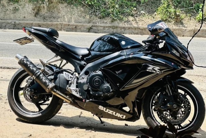 suzuki-gsxr-750-big-3