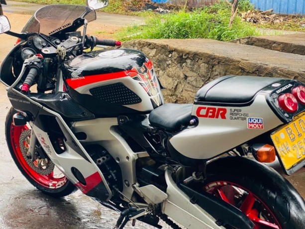 honda-cbr-250-gullarm-2020-big-3
