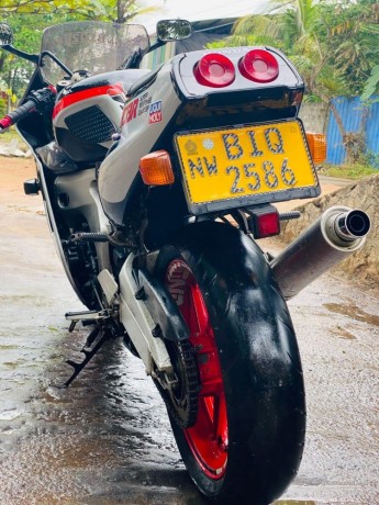 honda-cbr-250-gullarm-2020-big-1