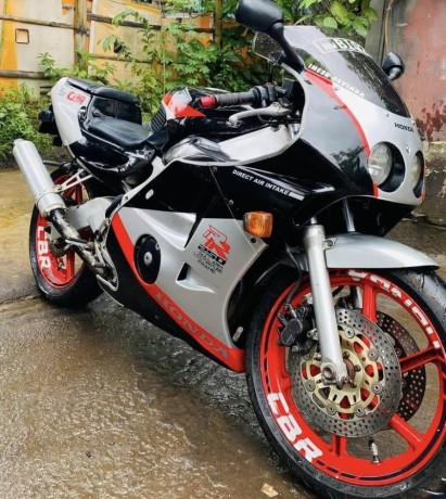 honda-cbr-250-gullarm-2020-big-5