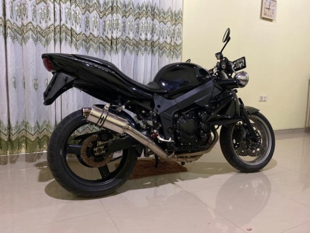 triumph-speed-four-600-big-3