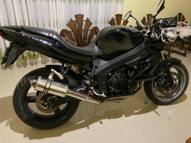 triumph-speed-four-600-big-1