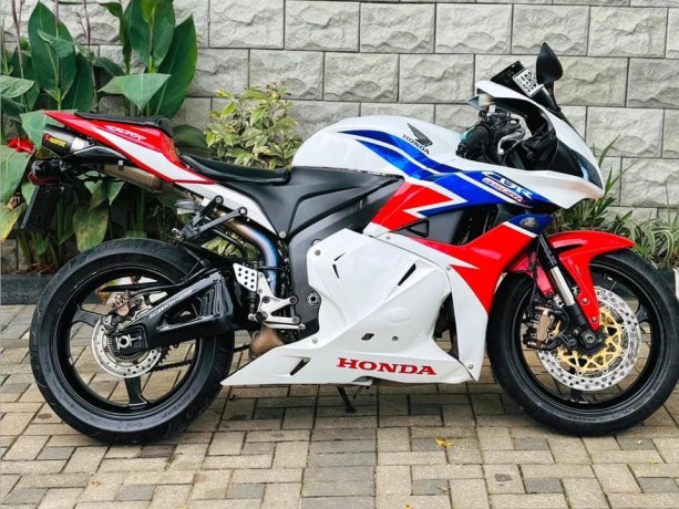 honda-cbr-600rr-2018-big-3