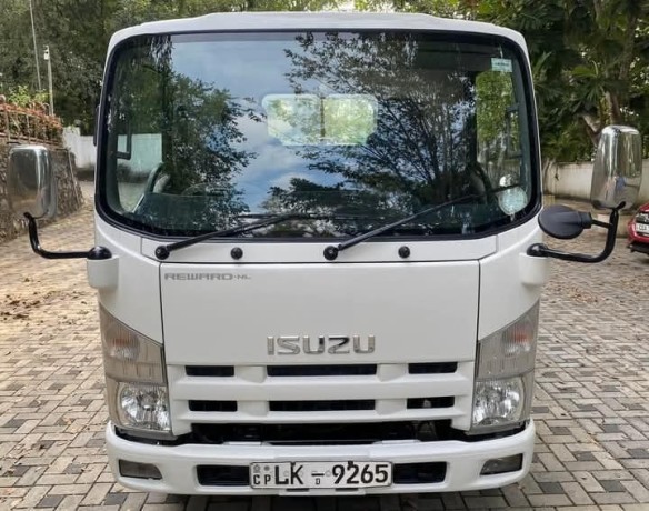 isuzu-elf-2013-big-0