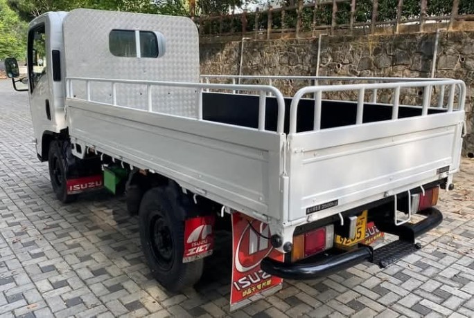 isuzu-elf-2013-big-7
