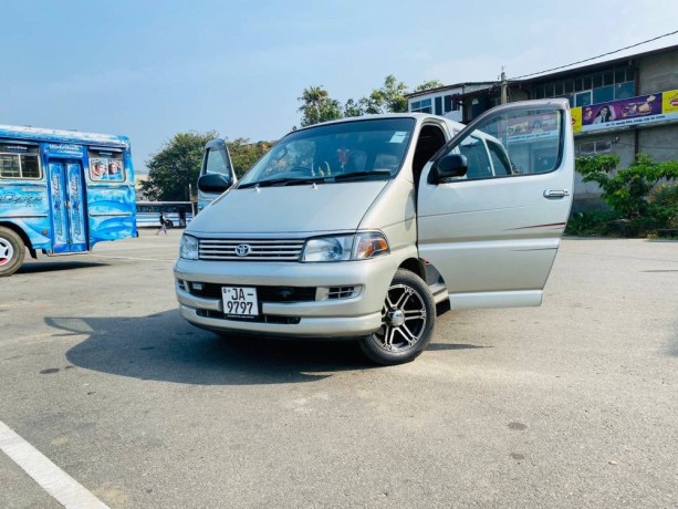 toyota-hiace-regius-big-3