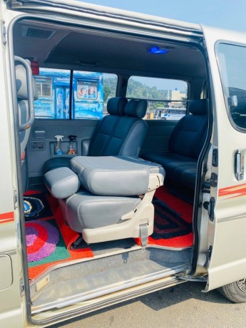 toyota-hiace-regius-big-8