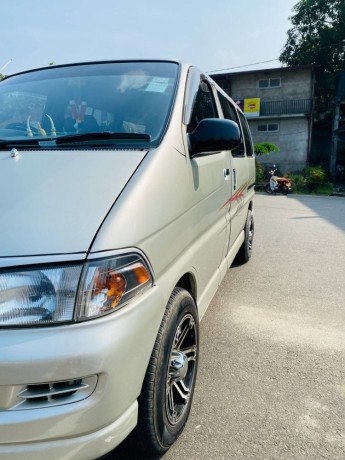 toyota-hiace-regius-big-2