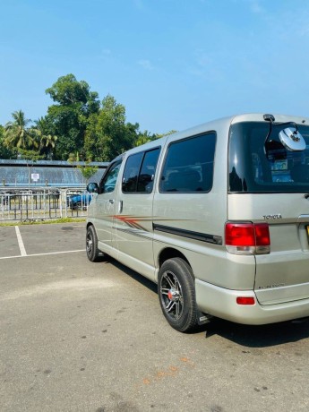 toyota-hiace-regius-big-4