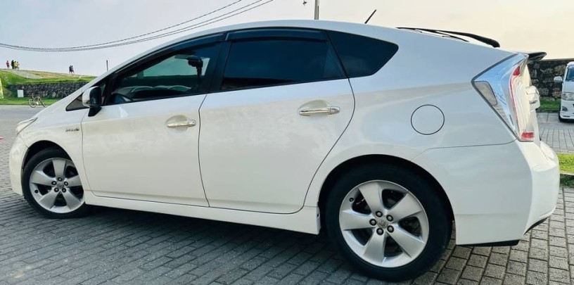 toyota-prius-s-big-4