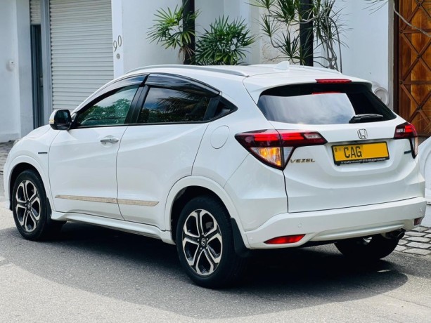 honda-vezel-2015-z-grade-orange-package-gold-badge-big-3