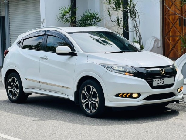honda-vezel-2015-z-grade-orange-package-gold-badge-big-2