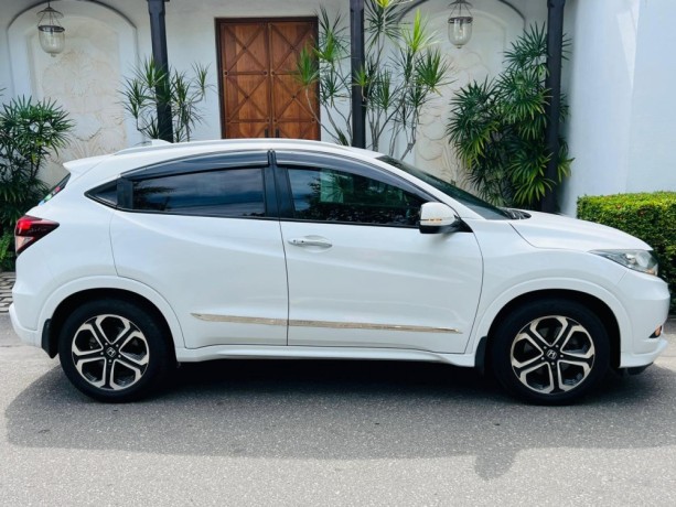 honda-vezel-2015-z-grade-orange-package-gold-badge-big-9