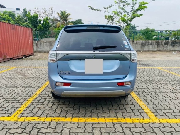 mitsubishi-outlander-phev-big-4