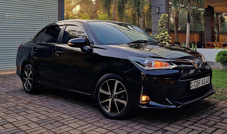 toyota-corolla-axio-nre-160-big-0