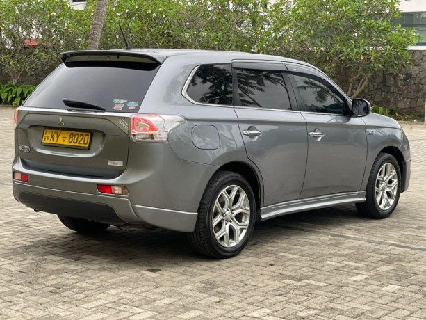 mitsubishi-outlander-phev-big-3